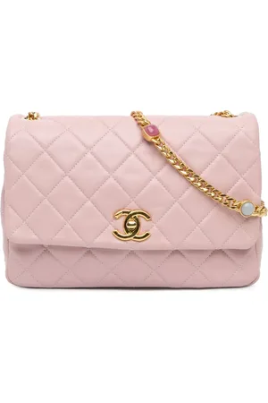 CHANEL Bandolera en piel de borrego acolchada con logo CC y solapa con cadena con apliques 2021-2024