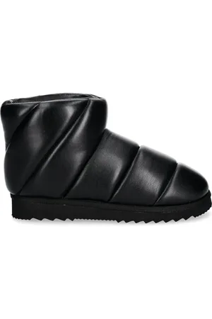 Stand Studio Botas Darby