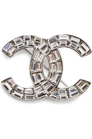 CHANEL Broche con logo CC 2001