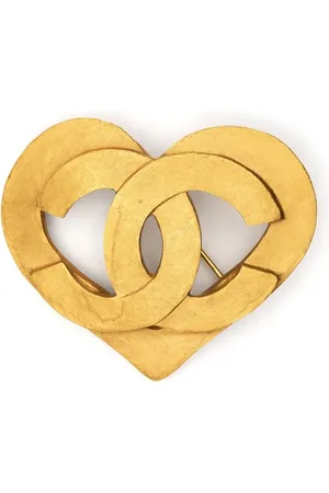 CHANEL Broche con diseño de corazón y logo CC
