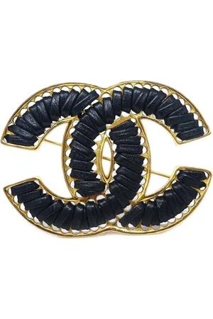 CHANEL Broche con logo CC 2003