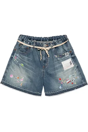 Maison Mihara Yasuhiro Pantalones vaqueros cortos con detalle de parche