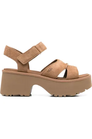 UGG Sandalias New Heights con correa en el tobillo y tacón de 70 mm