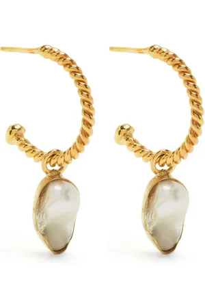 Liya Aros con colgante de perla