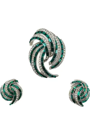 JENNIFER GIBSON JEWELLERY Set de pendientes y broche con detalles de cristal 1950