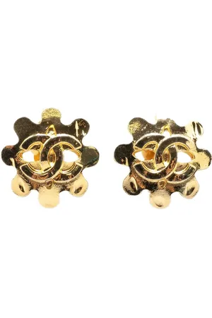 CHANEL Pendientes de clip Flower con logo CC bañados en oro 2004