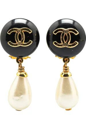 CHANEL Pendientes de clip con perla artificial con logo CC 1996