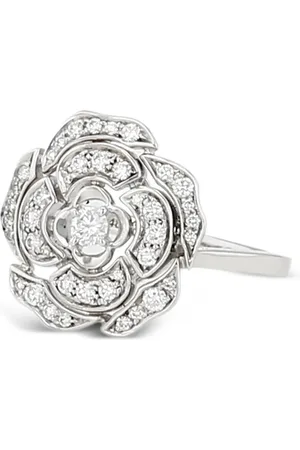 CHANEL Anillo Bouton de Camélia en oro blanco de 18 ct con diamantes