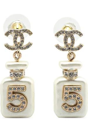 CHANEL Pendientes con colgante de botella CC No 5 de cristal y resina bañados en oro con perla 2022