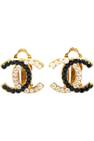 CHANEL Pendientes de clip bañados en oro con logo CC con perlas artificiales y strass 2003