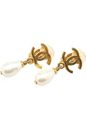 CHANEL Pendientes de clip con logo CC bañados en oro con perla artificial 1995