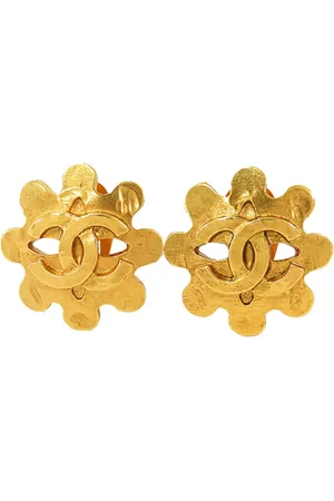 CHANEL Pendientes de clip Flower con logo CC bañados en oro 2004