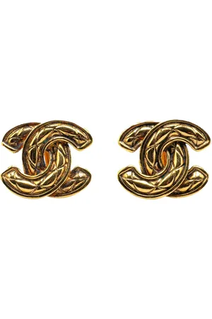 CHANEL Pendientes de clip con logo CC y diseño acolchado bañados en oro 1970-1980