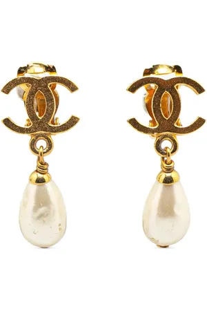 CHANEL Pendientes de clip con logo CC bañados en oro con perla artificial 1995