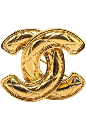 CHANEL Broche bañado en oro con logo CC y diseño acolchado 1970-1980