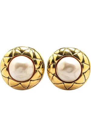 CHANEL Pendientes de clip bañados en oro con perla artificial 1970-1980