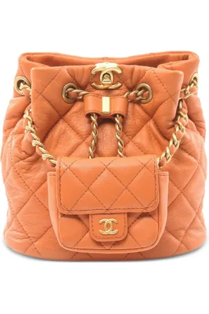 CHANEL Mochila con logo CC entrelazado 2021