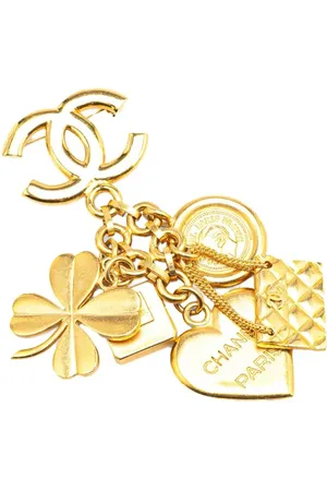 CHANEL Broche con charm Iconic Lucky CC bañado en oro 1995