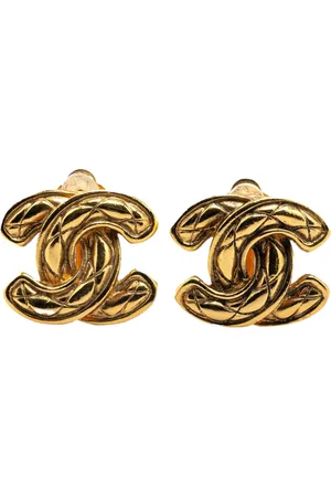 CHANEL Pendientes de clip con logo CC y diseño acolchado bañados en oro 1950-1970