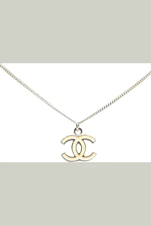 CHANEL Collar con colgante de esmalte CC en plata 2005