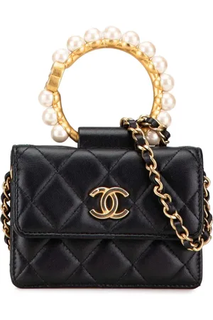 CHANEL Bolso satchel Clutch On Chain en piel de borrego acolchada con corona de perlas 2021