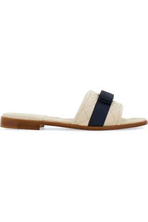 Salvatore Ferragamo Sandalias Vara acolchadas con aplique de lazo
