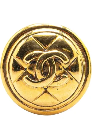 CHANEL Broche bañado en oro con logo CC y diseño acolchado 1970-1980