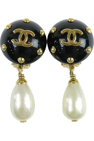 CHANEL Pendientes de clip con perla artificial con logo CC 1996