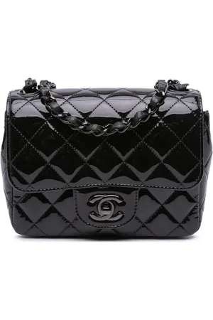 CHANEL Bandolera mini cuadrada de charol con solapa 2021-2024