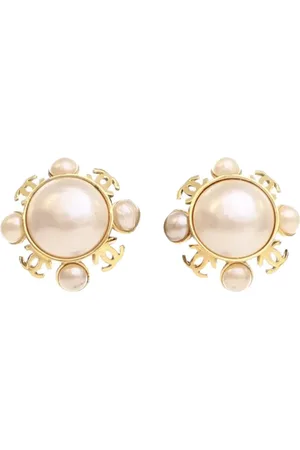 CHANEL Pendientes de fantasía de clip bañados en oro con perla artificial y logo CC 20st Century