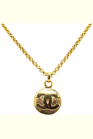 CHANEL Collar con colgante redondo CC bañado en oro 1980-1990