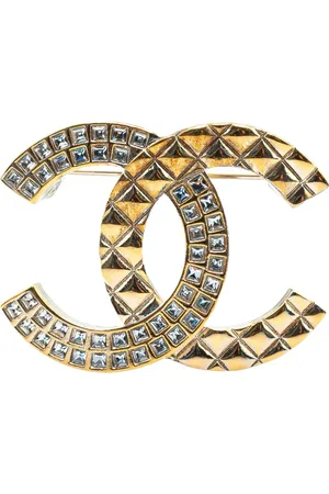 CHANEL Broche bañado en oro con logo CC y strass 2017