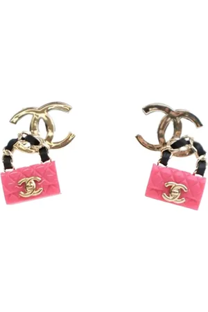 CHANEL Pendientes Push Back bañados en oro de piel de becerro y resina con logo CC 2023