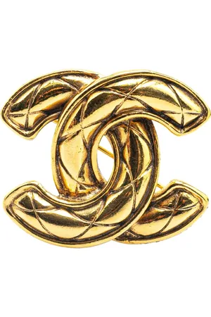 CHANEL Broche bañado en oro con logo CC y diseño acolchado 1970-1980