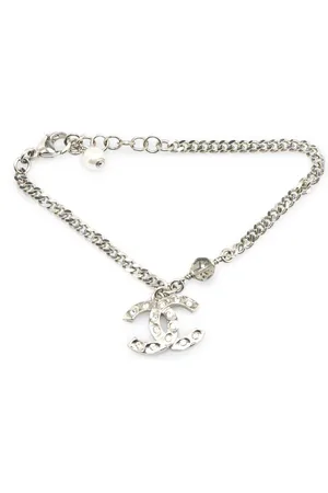 CHANEL Pulsera con charm CC de plata con strass 2021