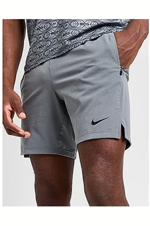 Mallas cortas grises oscuras con estampado de camuflaje de Nike