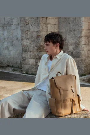 Le Tanneur Mochila con solapa Noah de cuero de búfalo y cuero liso