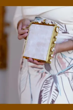 Mariquita Trasquilá Clutch joya nacarado