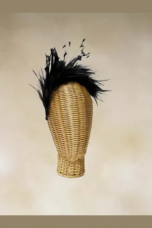 Mariquita Trasquilá Diadema tocado plumas