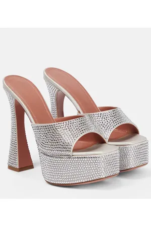 Amina Muaddi Mules con plataforma Dalida adornados