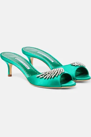 Manolo Blahnik Mules Lumada 50 de satén adornados