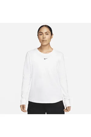 Camiseta básica cuello v  Ropa deportiva linda, Ropa deportiva, Ropa