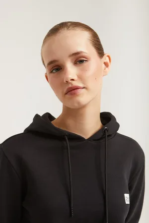 SUDADERA CON CAPUCHA ERIMA, NEGRA MUJER.