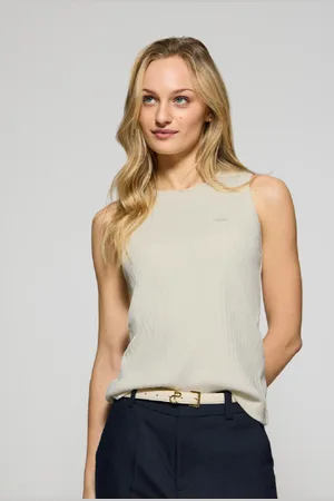 Polo Club® Camiseta Top Tamika Color Crudo Acanalada Con Detalle De Botón Nacarado