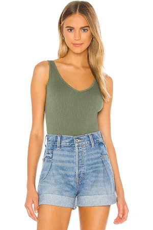 REVOLVE Free People Free people top sin mangas brami en color verde talla M/L en - Green. Talla M/L (también en XL, XS/S).