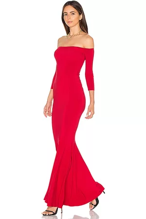 REVOLVE Norma Kamali Norma kamali bata de cola de pescado con hombro descubierto en color talla L en - Red. Talla L (también en M).
