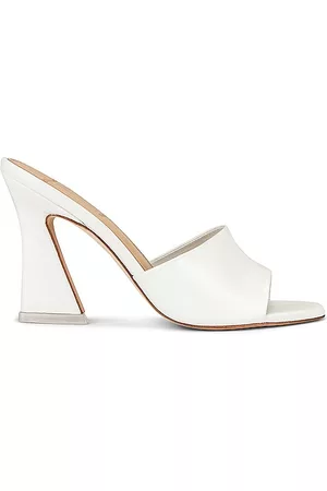 REVOLVE BLACK SUEDE STUDIO Black suede studio sandalias estilo mule nadya en color blanco talla 35.5 en - White. Talla 35.5 (también en 36