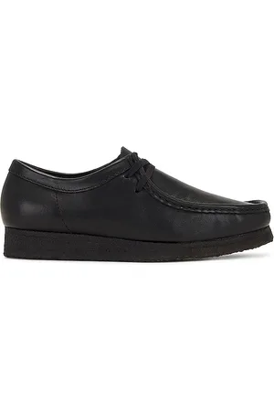 REVOLVE Clarks Clarks bota wallabee en color talla 13 en - Black. Talla 13 (también en 7, 7.5, 8.5).