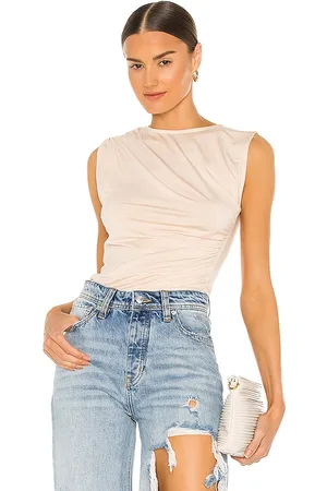 REVOLVE Lovers and Friends Lovers and friends camiseta tirantes drapeada sahara en color crema talla M en - Cream. Talla M (también en XS).