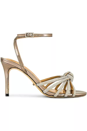 REVOLVE Tony Bianco Tony bianco sandalia helena en color oro metálico talla 5 en - Metallic Gold. Talla 5 (también en 6, 7, 7.5).